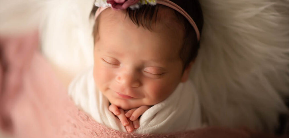 Ensaio Newborn com bebê sorrindo