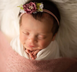 Ensaio Newborn com bebê sorrindo